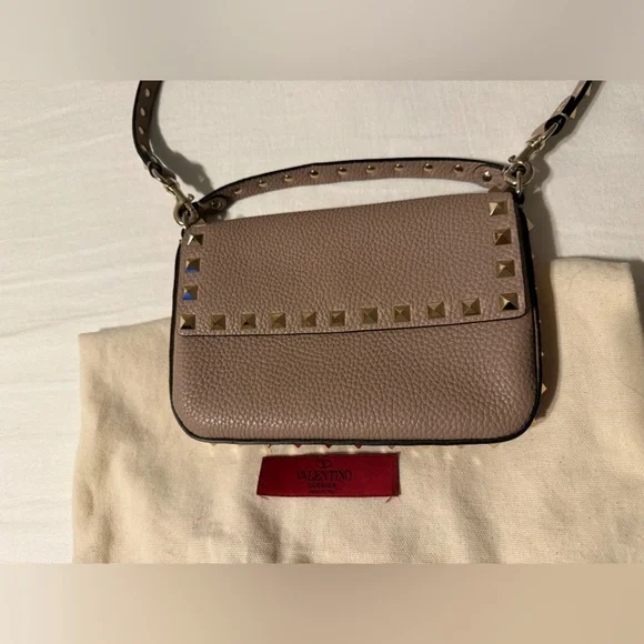 Valentino Garavani Rockstud Grainy Calfskin Pouch in Poudre Color Way. - Picture 5 of 9